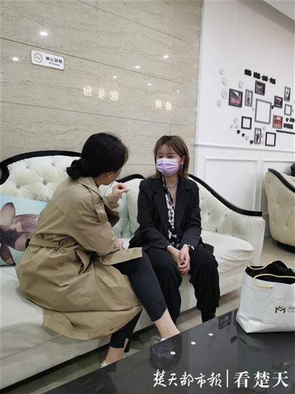 女子割双眼皮成了疤痕眼 “武汉慕伊医疗美容”人去楼空