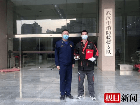 快递小哥勇救一家三口双眼皮太醒目惹关注本人回应：天生的爸妈都是双眼皮