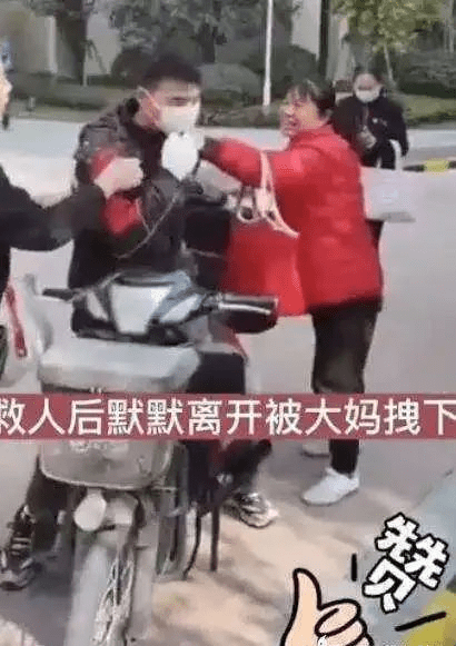 快递小哥勇救一家三口双眼皮太醒目惹关注本人回应：天生的爸妈都是双眼皮