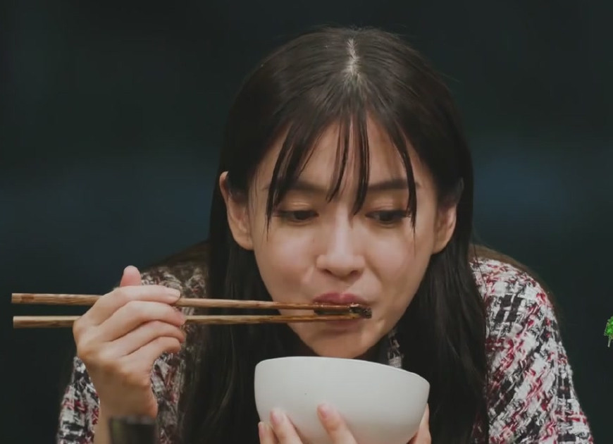 Angelababy上《向往的生活》贴双眼皮贴！强大的后期也救不了她了