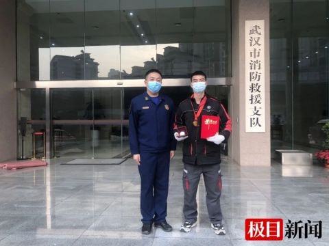救1家3口快递小哥的双眼皮太醒目是刚割的？本人回应