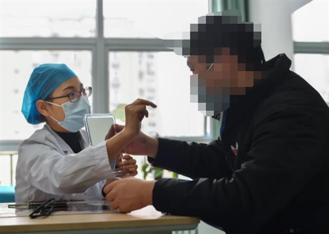 江城医院的医美门诊排起长队网红鼻锥子脸不再受热捧