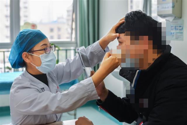 江城医院的医美门诊排起长队网红鼻锥子脸不再受热捧