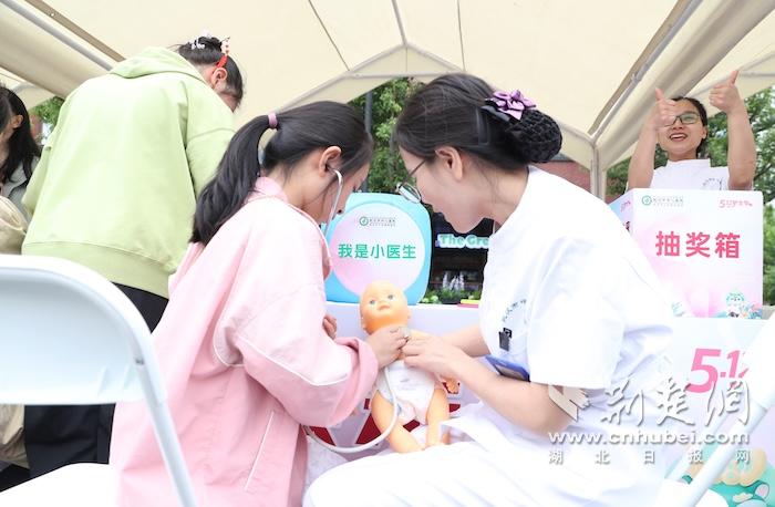 百名医护“支摊”亮“绝活” 武汉市中心医院健康集市“开”进咸安坊