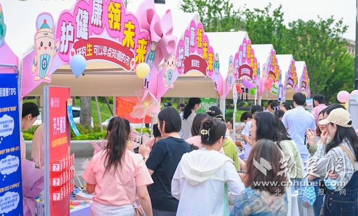 百名医护“支摊”亮“绝活” 武汉市中心医院健康集市“开”进咸安坊