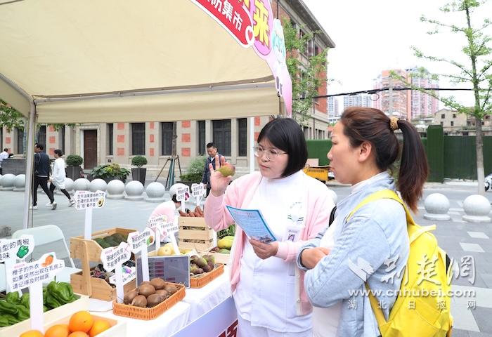 百名医护“支摊”亮“绝活” 武汉市中心医院健康集市“开”进咸安坊